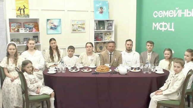 Многодетная семья из Екатеринбурга во время общения с президентом РФ Владимиром Путиным по видеосвязи