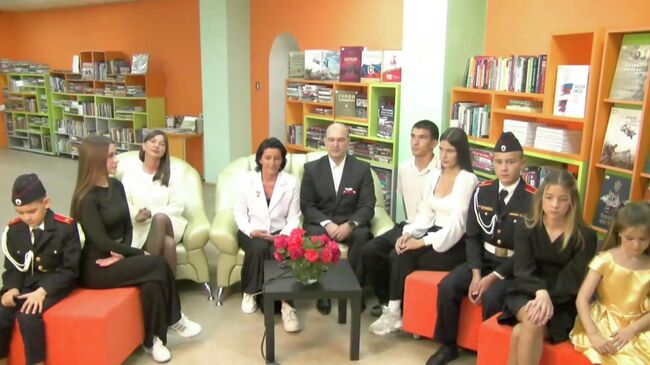 Многодетная семья из Крыма во время общения с президентом РФ Владимиром Путиным по видеосвязи Многодетная семья из Крыма во время общения с президентом РФ Владимиром Путиным по видеосвязи