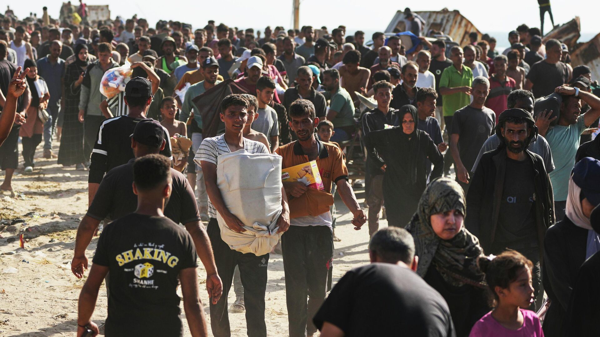 Палестинцы в центре раздачи гуманитарной помощи в Рафахе. 27 мая 2025 Палестинцы в центре раздачи гуманитарной помощи в Рафахе. 27 мая 2025 - РИА Новости, 1920, 28.05.2025