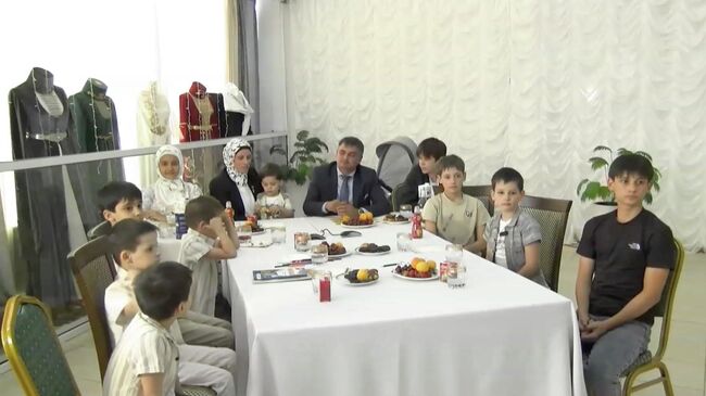 Многодетная семья из Ингушетии во время общения с президентом РФ Владимиром Путиным по видеосвязи