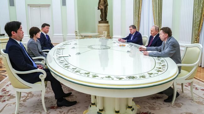 Президент РФ Владимир Путин и вдова бывшего премьер-министра Японии Синдзо Абэ Акиэ Абэ во время встречи в Кремле