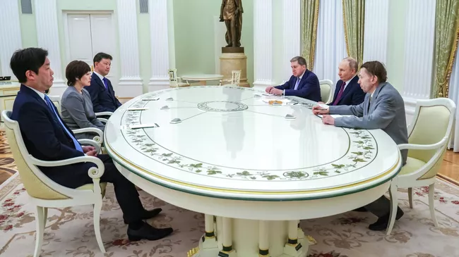 Президент РФ Владимир Путин и вдова бывшего премьер-министра Японии Синдзо Абэ Акиэ Абэ во время встречи в Кремле