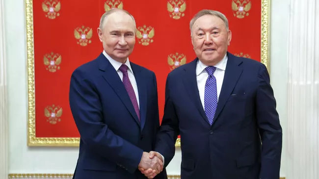 Президент РФ Владимир Путин и первый президент Казахстана Нурсултан Назарбаев во время встречи. 29 мая 2025