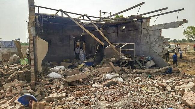 Последствия взрыва на фабрике пиротехники в штате Пенджаб на северо-западе Индии