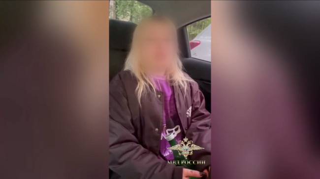 Девушка, намеренно повредившая свой паспорт на видео в Санкт-Петербурге