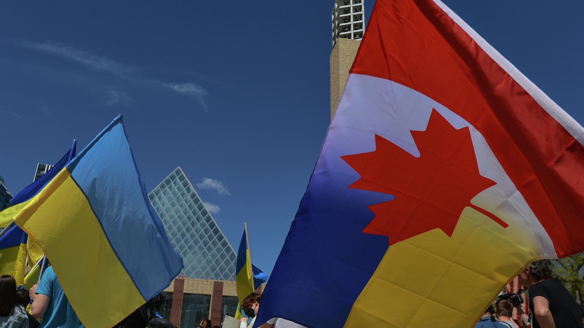 Флаги Канады и Украины Флаги Канады и Украины - РИА Новости, 1920, 30.05.2025