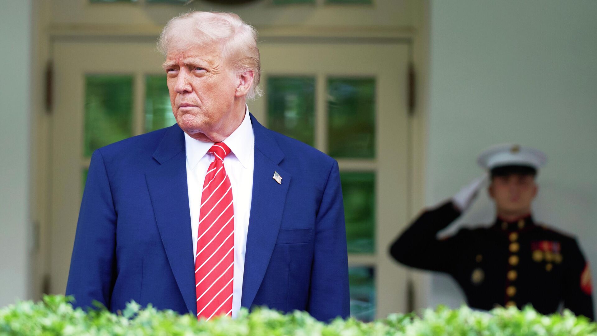 Time представил обложку, посвященную борьбе Трампа с мигрантами