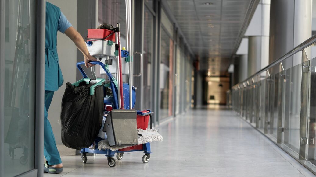 Риелтор, призывавшая к браку с бойцами СВО ради выплат, работает уборщицей