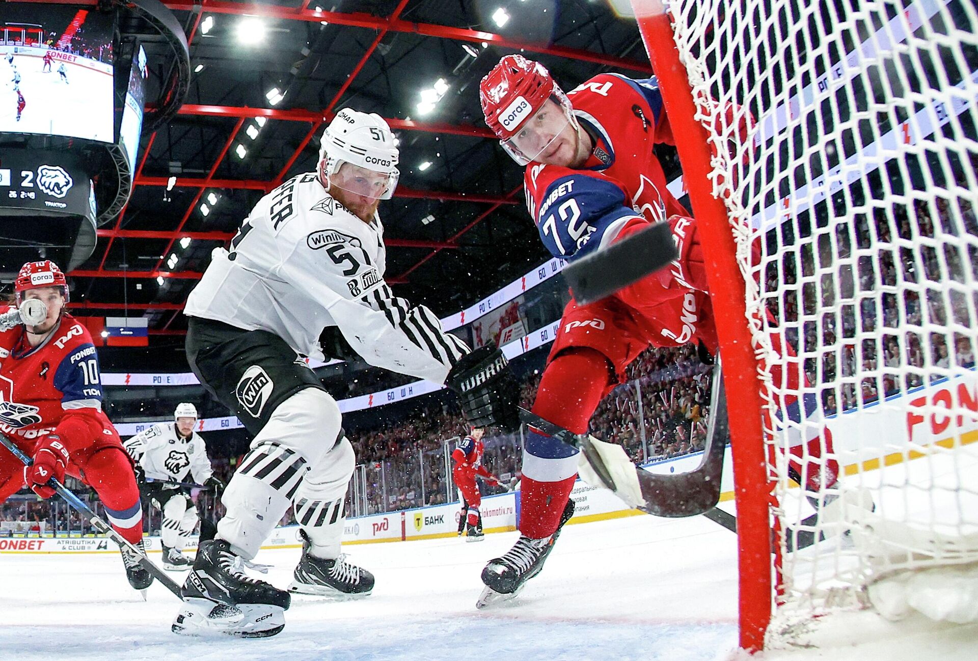 Стивен Кэмпфер (Трактор) и Максим Берёзкин (Локомотив) в матче финала плей-офф чемпионата КХЛ в Ярославле - РИА Новости, 1920, 04.09.2025