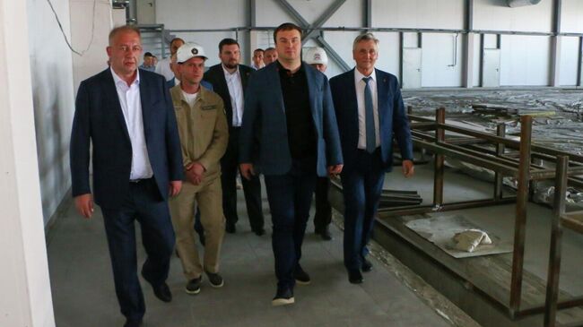 Губернатор Хоценко посетил строительство ледового дворца в Омской области