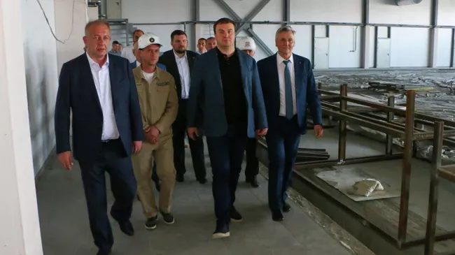 Губернатор Хоценко посетил строительство ледового дворца в Омской области