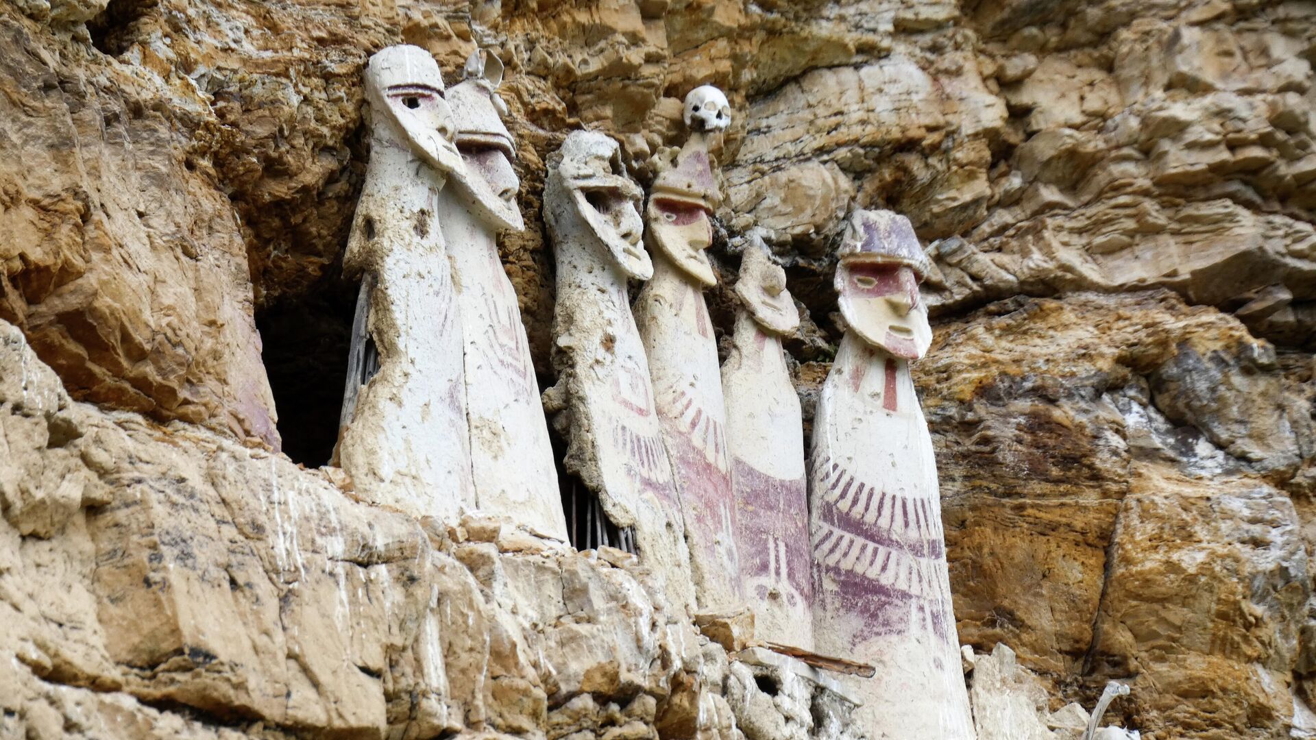 Саркофаги Карахиа, гробницы воинов — типичные геометрические рисунки культуры чачапойя, символизирующие защиту божеств - РИА Новости, 1920, 31.05.2025