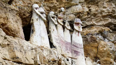 Саркофаги Карахиа, гробницы воинов — типичные геометрические рисунки культуры чачапойя, символизирующие защиту божеств