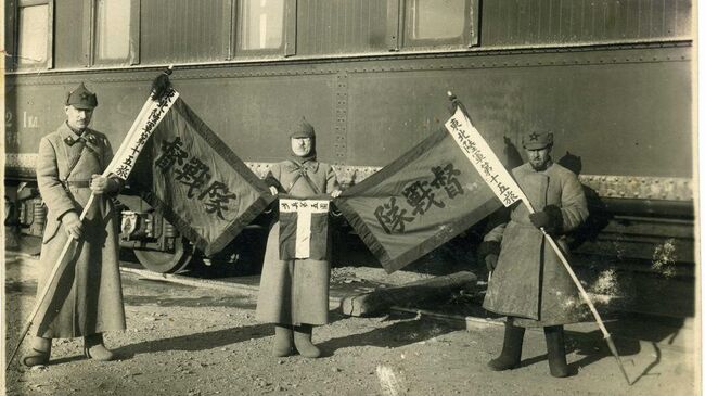 Бойцы РККА с захваченными гоминьдановскими знамёнами Чжан Сюэлянa Бойцы РККА с захваченными гоминьдановскими знамёнами Чжан Сюэлянa