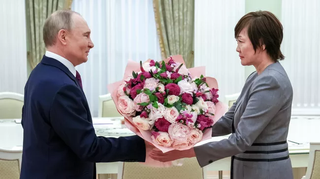Президент РФ Владимир Путин и вдова бывшего премьер-министра Японии Синдзо Абэ Акиэ Абэ во время встречи в Кремле