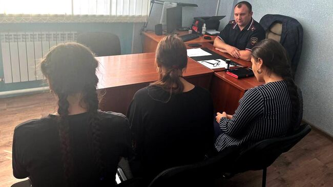 Местные жительницы в отделе полиции, которые сушили одежду у Вечного огня в Пугачеве