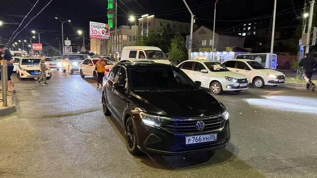 Автомобиль сбил двух подростков на пешеходном переходе в Махачкале 