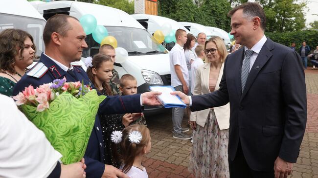Врио губернатора Ростовской области Юрий Слюсарь вручил ключи от микроавтобусов десяти многодетным семьям из региона