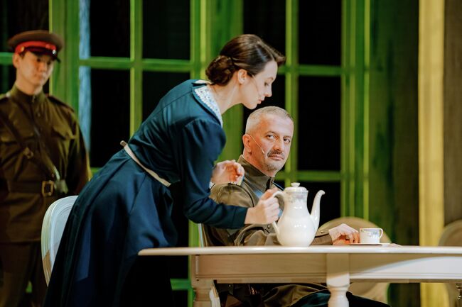 Сцена из спектакля Смерть Тузенбаха, или Подлинная история Ольги, Ирины и Маши в Театре на Бронной  Сцена из спектакля Смерть Тузенбаха, или Подлинная история Ольги, Ирины и Маши в Театре на Бронной