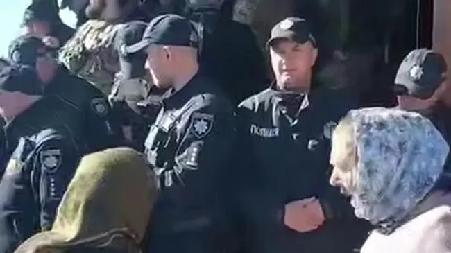 Сторонники ПЦУ при поддержке сотрудников полиции начали силовой захват Свято-Ильинского храма канонической УПЦ в селе Заболотье
