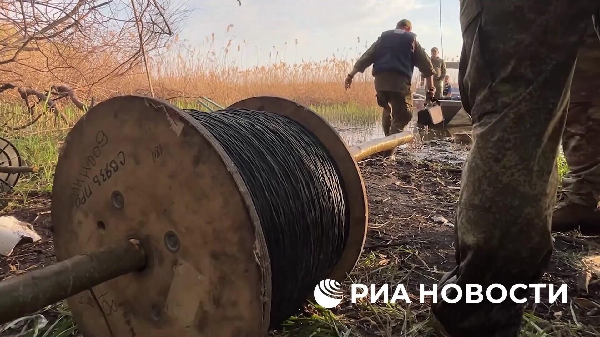 Прокладка кабеля по дну озера связистами в зоне СВО - РИА Новости, 1920, 31.05.2025