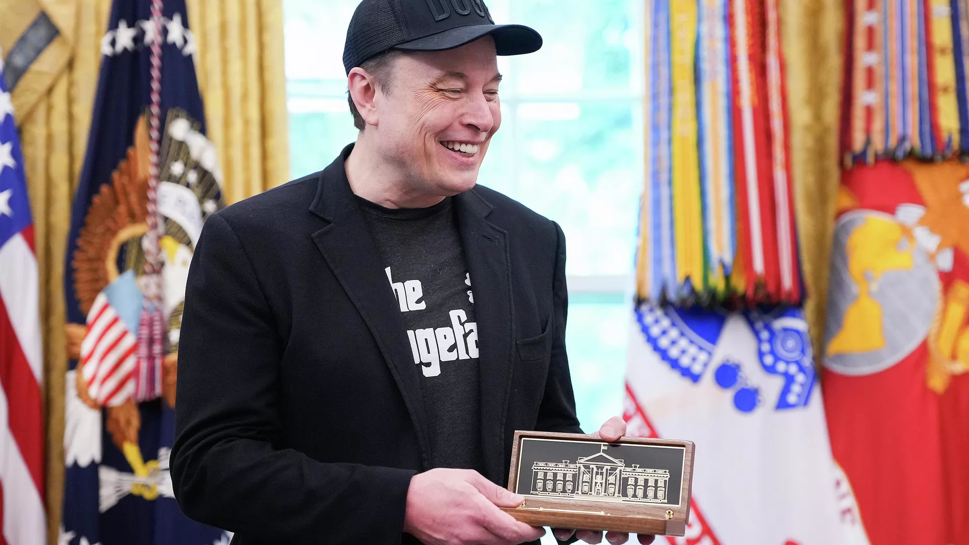 Илон Маск держит ключ от Белого дома, подаренный президентом США Дональдом Трампом. 30 мая 2025 Илон Маск держит ключ от Белого дома, подаренный президентом США Дональдом Трампом. 30 мая 2025 - РИА Новости, 1920, 30.05.2025