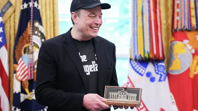 Илон Маск держит ключ от Белого дома, подаренный президентом США Дональдом Трампом. 30 мая 2025