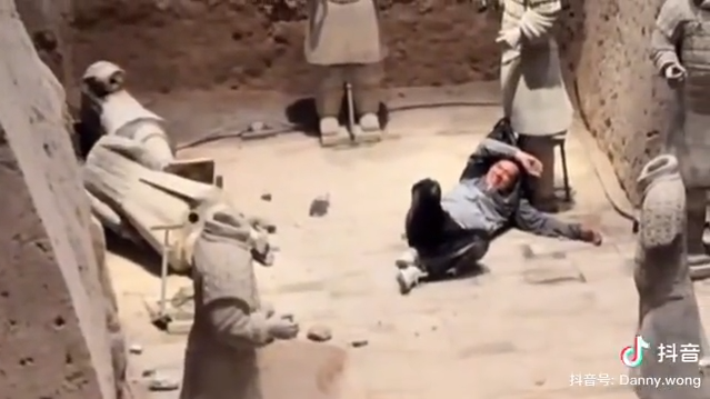 Поврежденные фигуры воинов Терракотовой армии Поврежденные фигуры воинов Терракотовой армии - РИА Новости, 1920, 31.05.2025