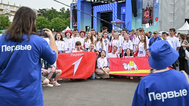Участники на международном фестивале детства и юности Движения первых на территории ВДНХ в Москве