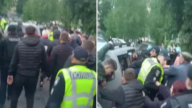 Люди заблокировали автомобиль ТЦК в городе Каменец-Подольский на западе Украины