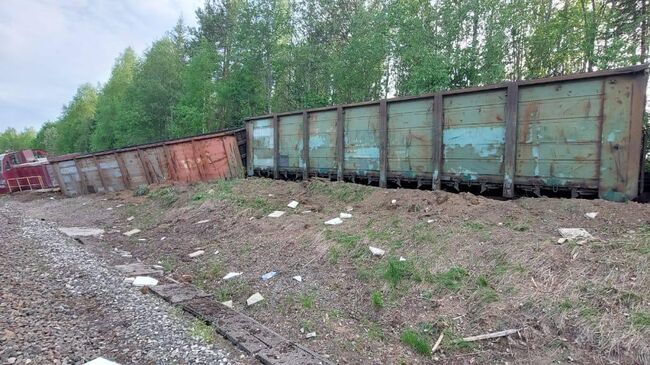 Место схода с рельсов тепловоза и двух вагонов со щебнем на станции Човью в республике Коми Место схода с рельсов тепловоза и двух вагонов со щебнем на станции Човью в республике Коми