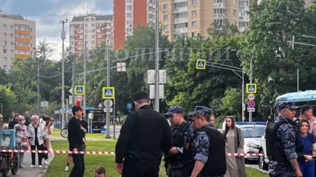 Место происшествия, где в ходе конфликта мужчина смертельно ранил 17-летнюю девушку на Бескудниковском бульваре в Москве