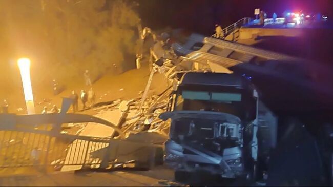 Обрушение моста на пассажирский поезд в Брянской области