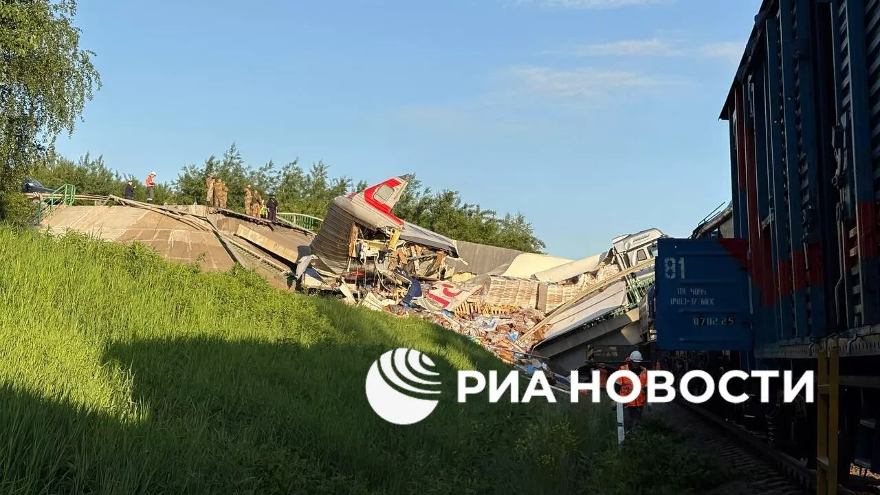Вагон поезда в Брянской области оказался раздавлен обрушившимся мостом