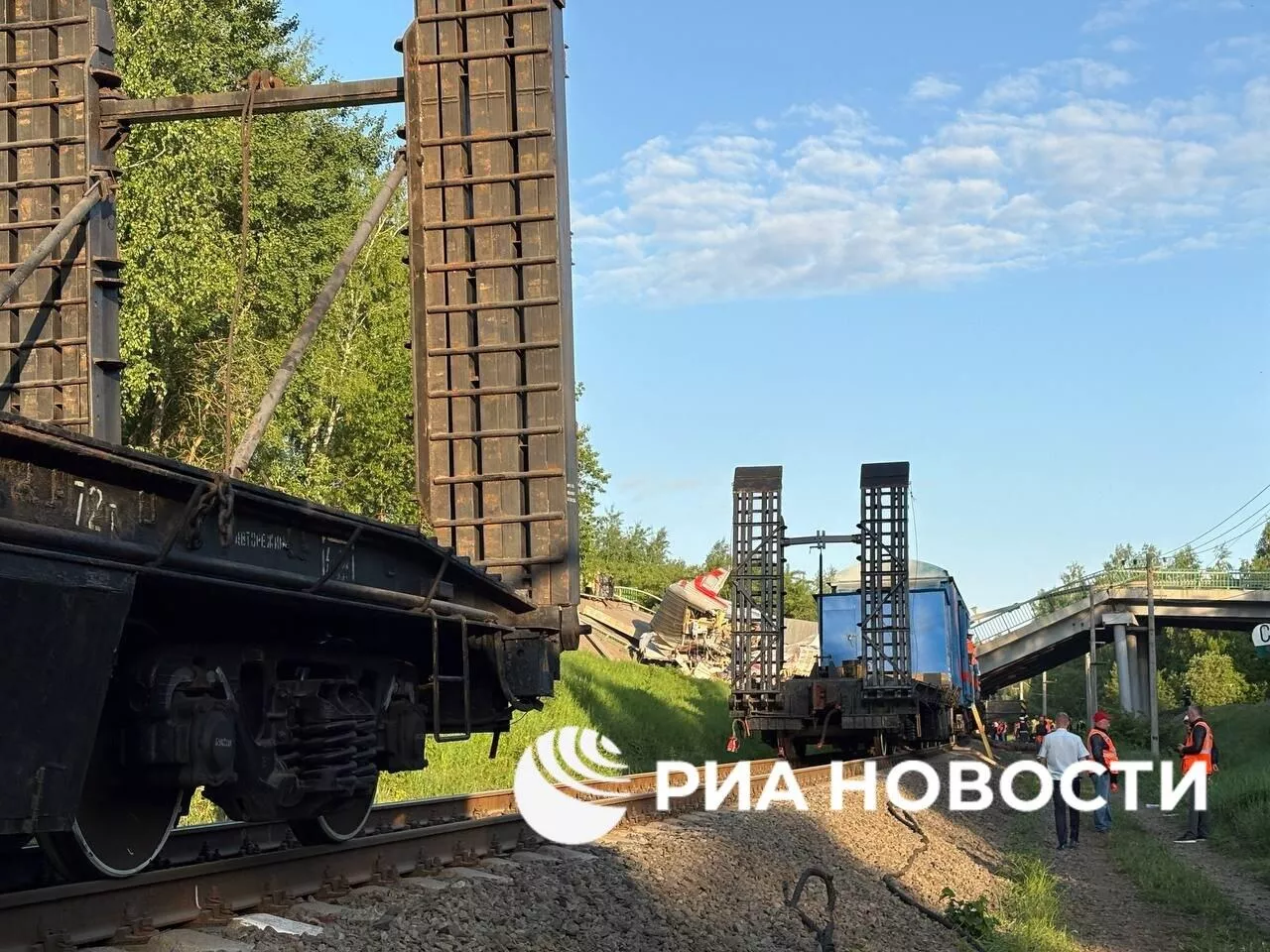 Восстановительный поезд работает на месте обрушения моста на пассажирский состав в Брянской области Восстановительный поезд работает на месте обрушения моста на пассажирский состав в Брянской области - РИА Новости, 1920, 01.06.2025