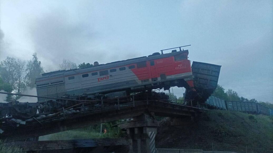 В Курской области под грузовым поездом рухнул мост