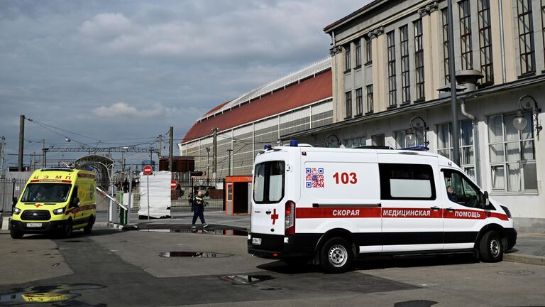 Автомобили скорой помощи у здания Киевского вокзала в Москве Автомобили скорой помощи у здания Киевского вокзала в Москве
