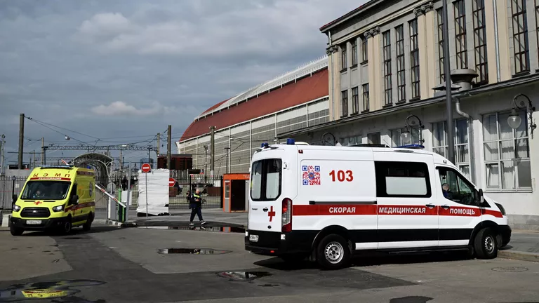 Автомобили скорой помощи у здания Киевского вокзала в Москве Автомобили скорой помощи у здания Киевского вокзала в Москве