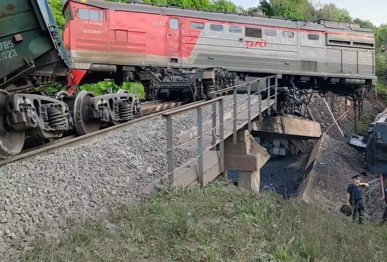 Zrútenie železničného mosta na 48. km diaľnice Trosna-Kalinovka v Železnogorskom okrese Kurskej oblasti