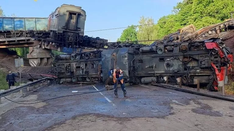 Обрушение железнодорожного моста на 48-м км трассы Тросна-Калиновка Железногорского района в Курской области Обрушение железнодорожного моста на 48-м км трассы Тросна-Калиновка Железногорского района в Курской области