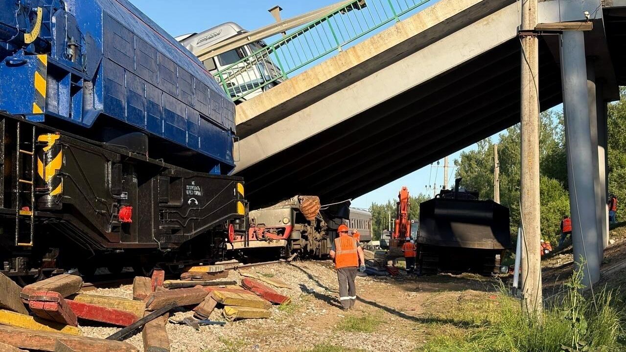 Один из вагонов поезда Климов - Москва, раздавленный обрушившимся мостом в Брянской области - РИА Новости, 1920, 01.06.2025