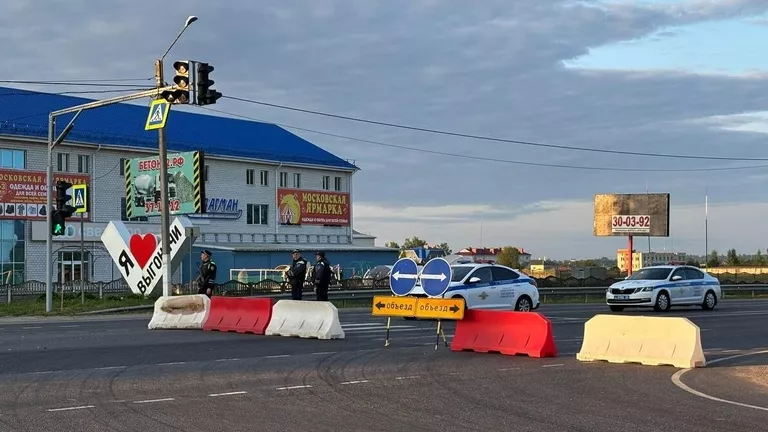 Сотрудники полиции дежурят неподалеку от места, где один из вагонов поезда Климов - Москва оказался раздавлен обрушившимся мостом Сотрудники полиции дежурят неподалеку от места, где один из вагонов поезда Климов - Москва оказался раздавлен обрушившимся мостом