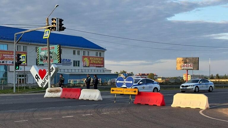 Сотрудники полиции дежурят неподалеку от места, где один из вагонов поезда Климов - Москва оказался раздавлен обрушившимся мостом Сотрудники полиции дежурят неподалеку от места, где один из вагонов поезда Климов - Москва оказался раздавлен обрушившимся мостом