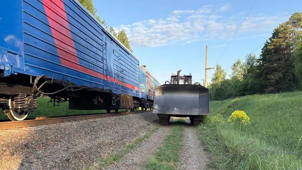 Специальная техника неподалеку от места, где один из вагонов поезда Климов - Москва оказался раздавлен обрушившимся мостом в Брянской области - РИА Новости, 1920, 01.06.2025