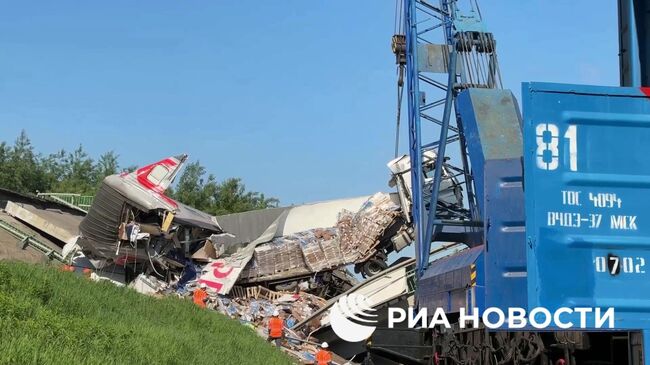 С обрушившегося в Брянской области моста начали убирать грузовую фуру