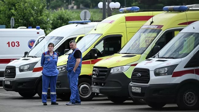 Скорые у здания Киевского вокзала в Москве после обрушения моста на поезд в Брянской области