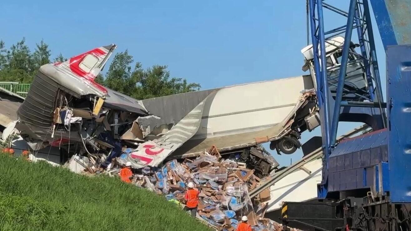 Подъем грузового автомобиля возле обрушившегося моста в Брянской области Подъем грузового автомобиля возле обрушившегося моста в Брянской области - РИА Новости, 1920, 05.06.2025