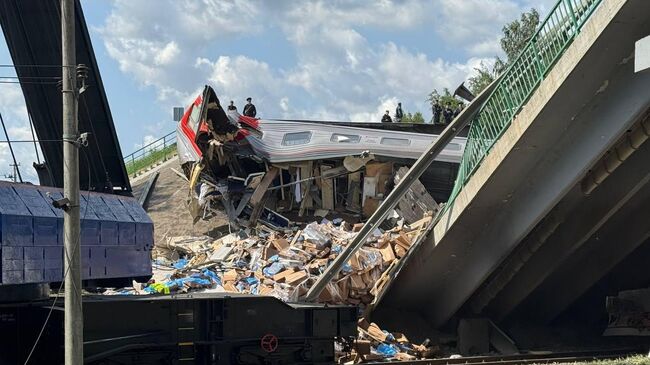 Ликвидация последствий обрушения моста на поезд в Брянской области