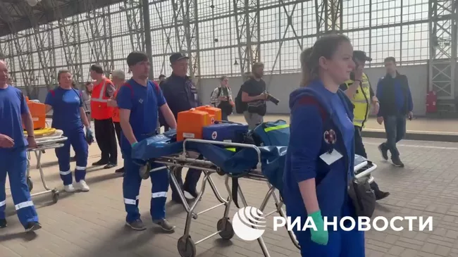 Медики на Киевском вокзале с пострадавшими при крушении поезда