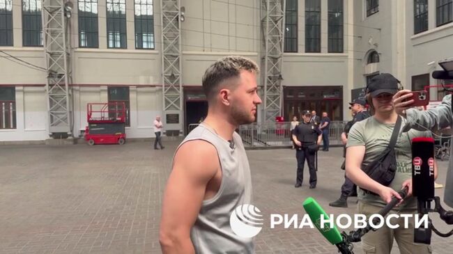 Мужчина ждет своего отца, получившего ушибы при ЧП в Брянской области